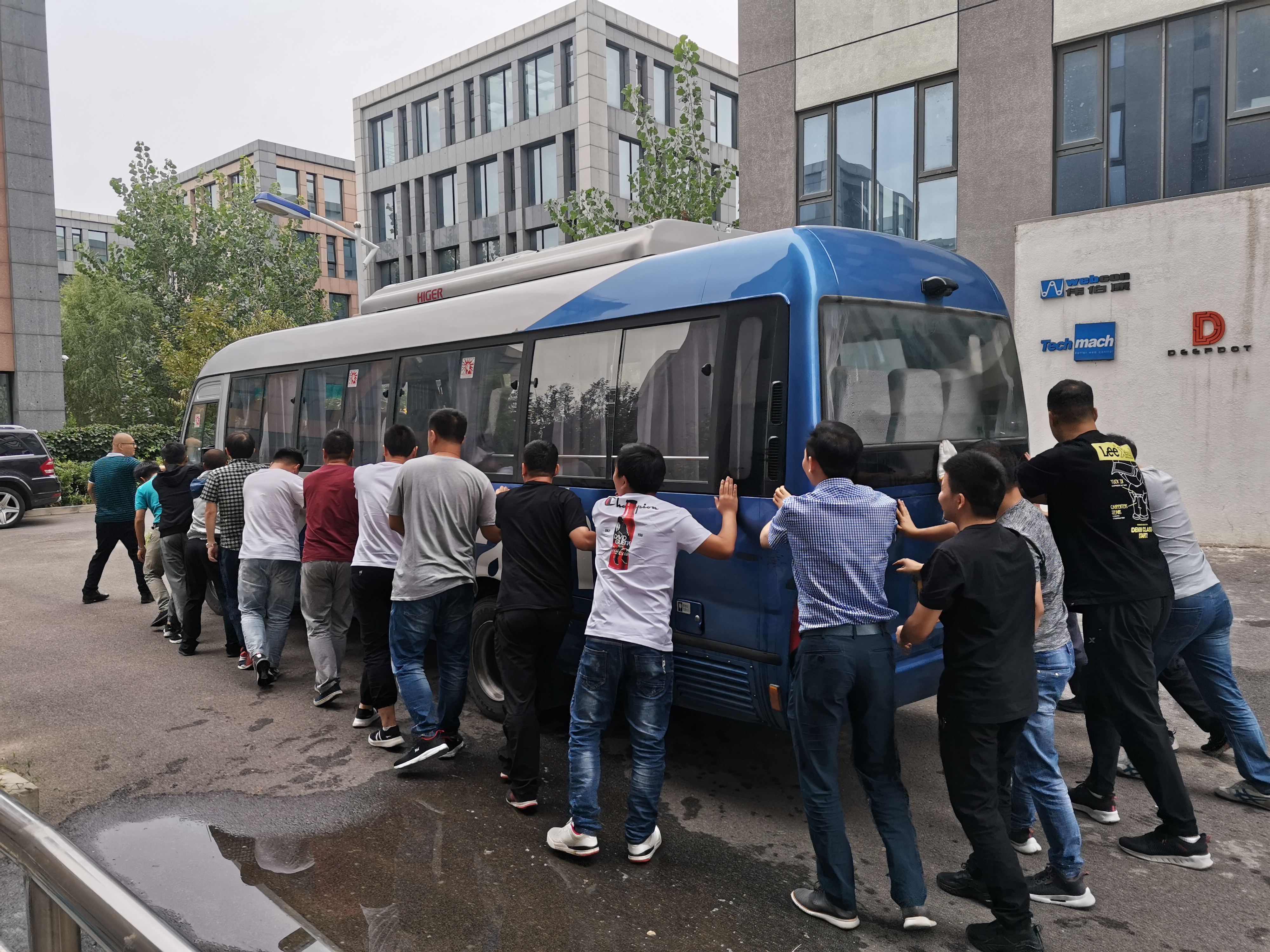 【鈦·暖心】公司班車發(fā)生故障，萬眾一心集體推車
